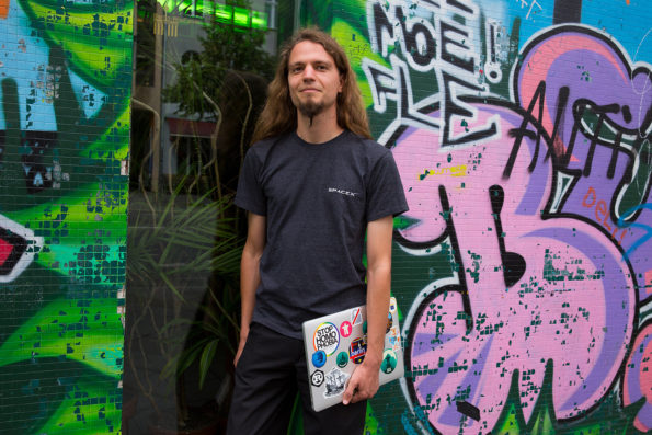 Franziskus Kiefer Senior Encryption Engineer Mozilla Berlin vor Grafitti