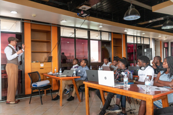 Kelly Davis, Leiter der Machine Learning Group bei Mozilla, erklärt Design und Technologie der Mozilla Projekte Deep Speech und Common Voice bei einem Hackathon in Kigali (Februar 2019) 