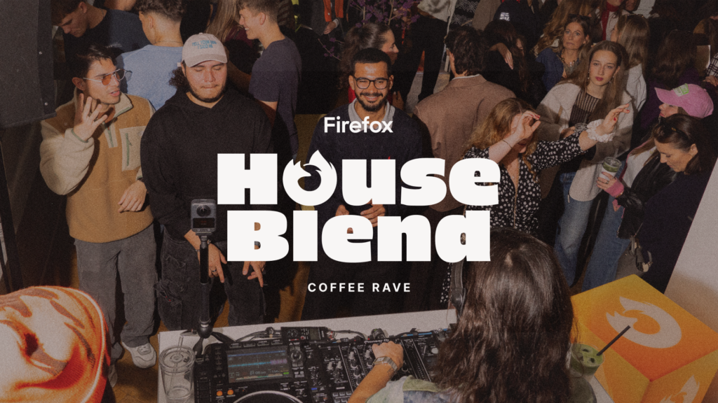Eventbesucher feiern auf dem Firefox House Blend Event, das Firefox House Blend Logo ist im Vordergrund zu sehen.