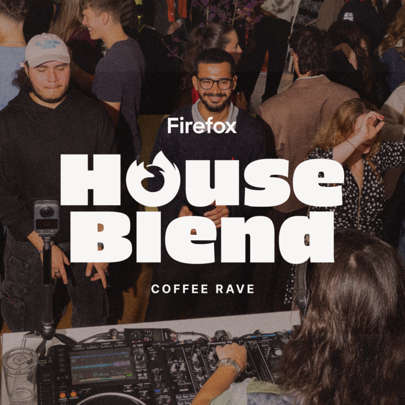 Eventbesucher feiern auf dem Firefox House Blend Event, das Firefox House Blend Logo ist im Vordergrund zu sehen.