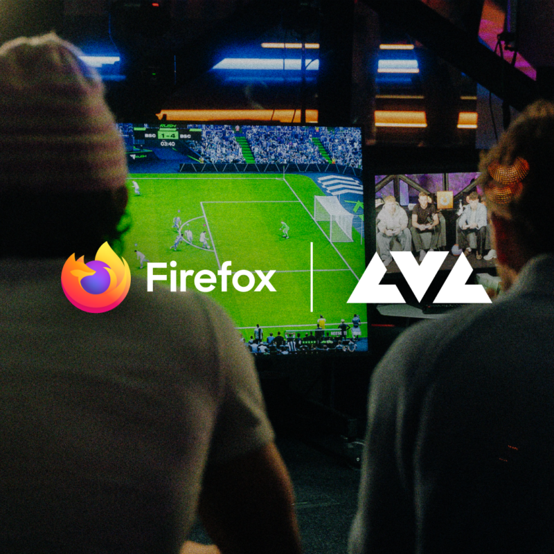 Zwei Menschen, die EA Sports FC spielen. Im Vordergrund sind das Firefox und LVL World of Gaming Logo zu sehen.